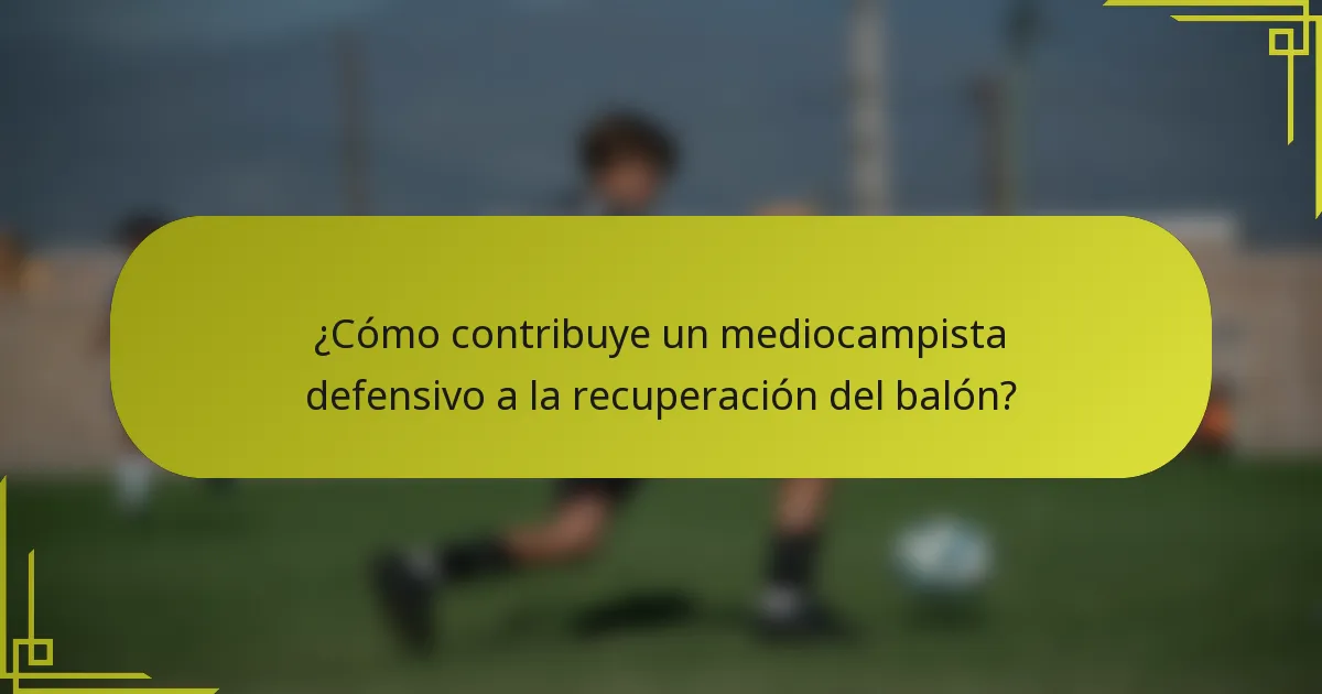 ¿Cómo contribuye un mediocampista defensivo a la recuperación del balón?